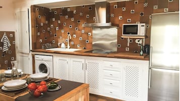 Een koelkast, een magnetron, een kookplaat