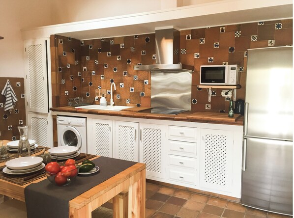 Kühlschrank, Mikrowelle, Herdplatte, Wasserkocher mit Kaffee-/Teezubehör