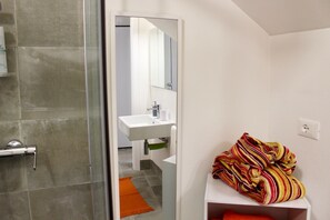 Shower, hair dryer, bidet, towels - The Romantic Sunset apartment offers you an unforgettable view of the sea (Alghero)