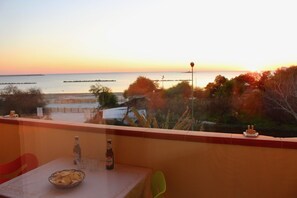 Outdoor dining - The Romantic Sunset apartment offers you an unforgettable view of the sea (Alghero)