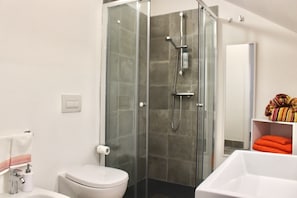 Shower, hair dryer, bidet, towels - The Romantic Sunset apartment offers you an unforgettable view of the sea (Alghero)