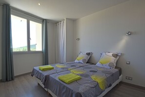 4 bedrooms, iron/ironing board, WiFi