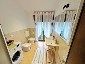 Dusche, Haartrockner, Bidet, Handtücher
