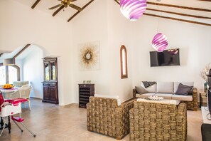 Smart TV, chimenea, videoteca y estéreo 