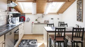 Frigorifero, microonde, forno, piano cottura