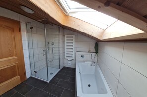 Baignoire, sèche-cheveux, serviettes fournies, savon