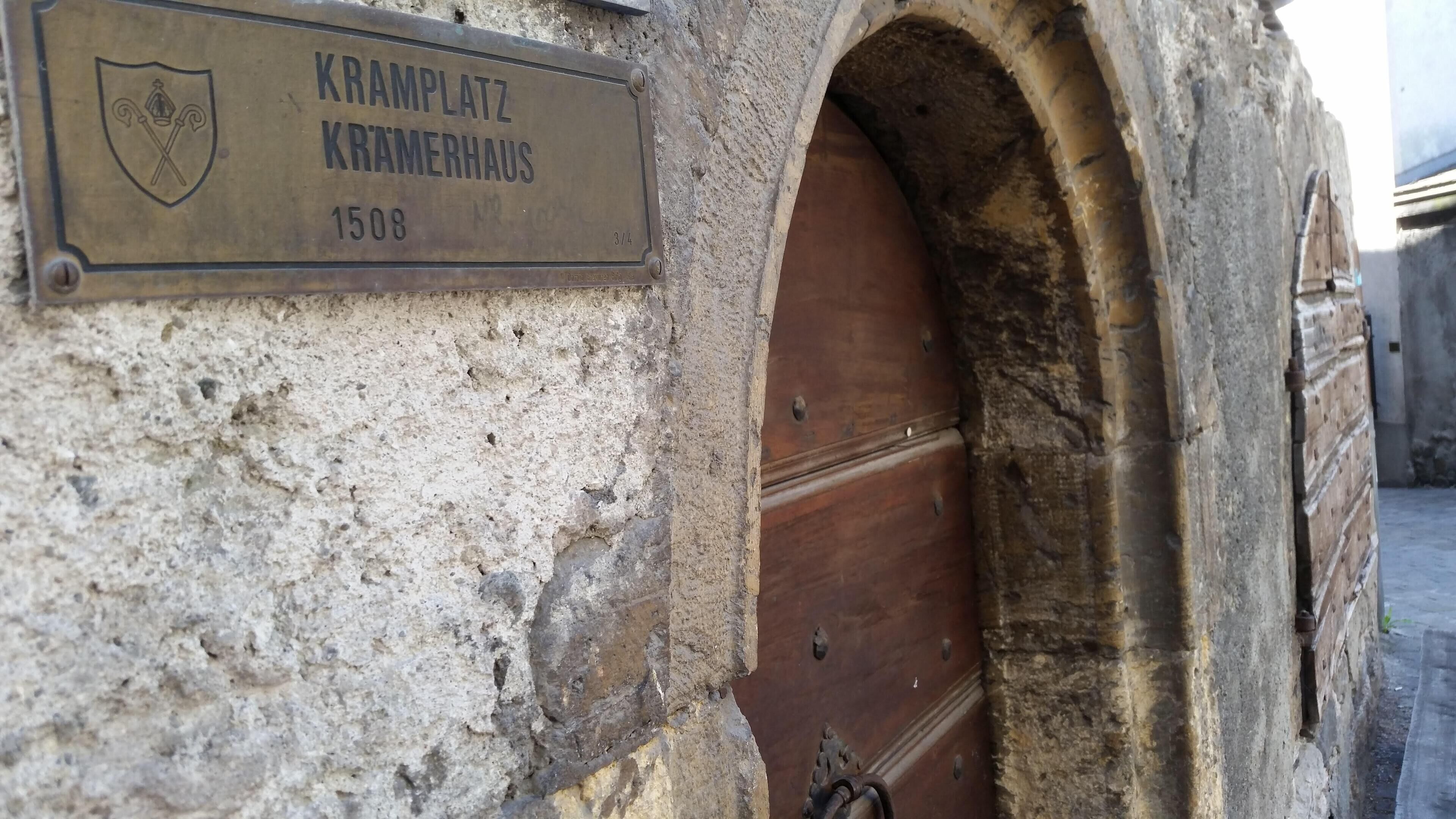 En historisk bygning med en mindeplade, der viser teksten "Kramplatz Krammerhaus 1508".