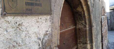 En historisk bygning med en mindeplade, der viser teksten "Kramplatz Krammerhaus 1508".