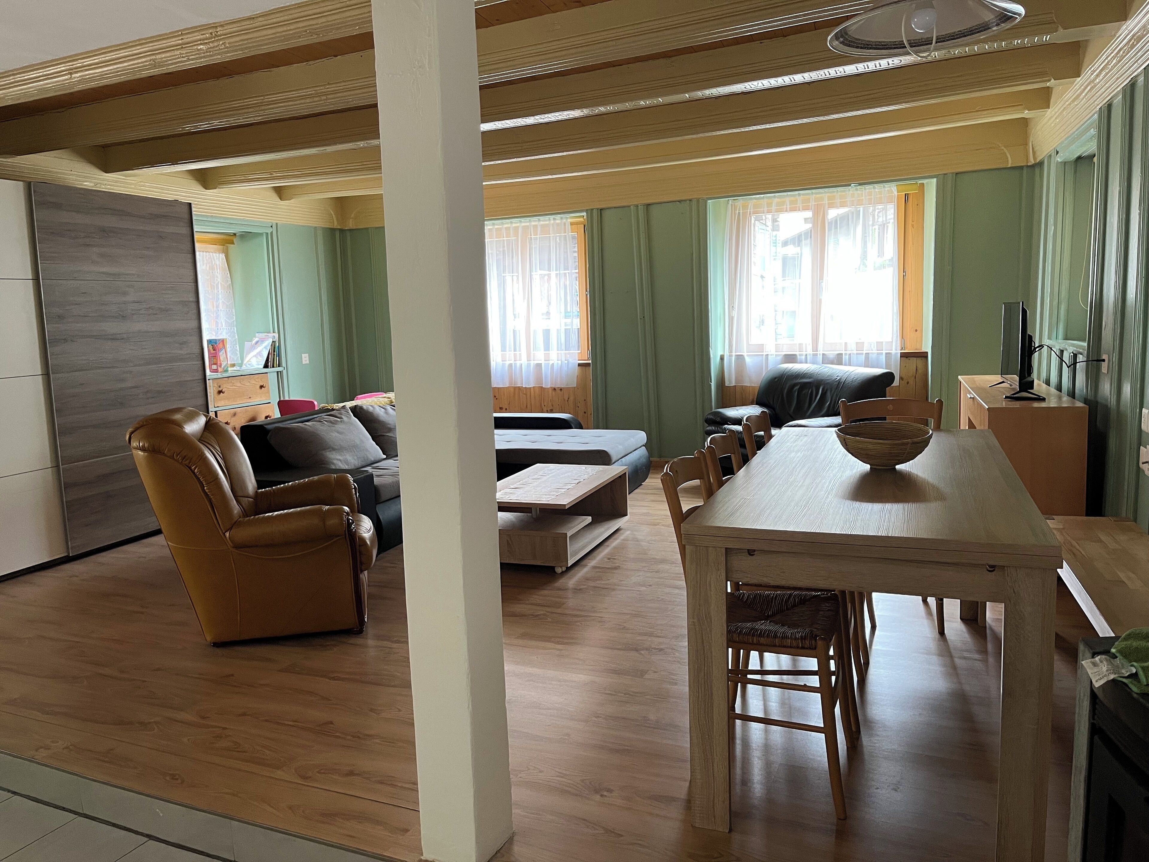 Smart-TV, Kamin, Bücher