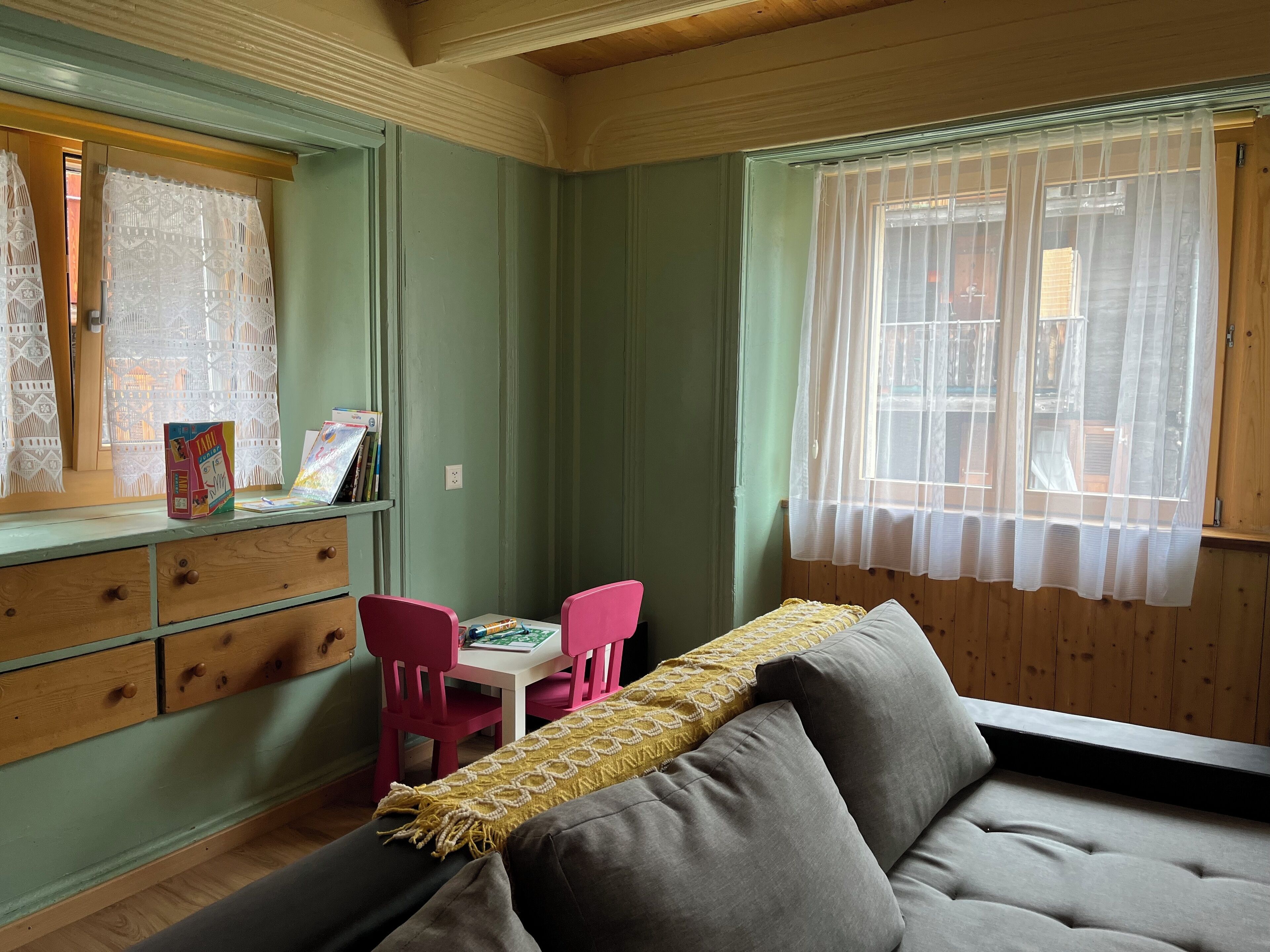 Smart-TV, Kamin, Bücher