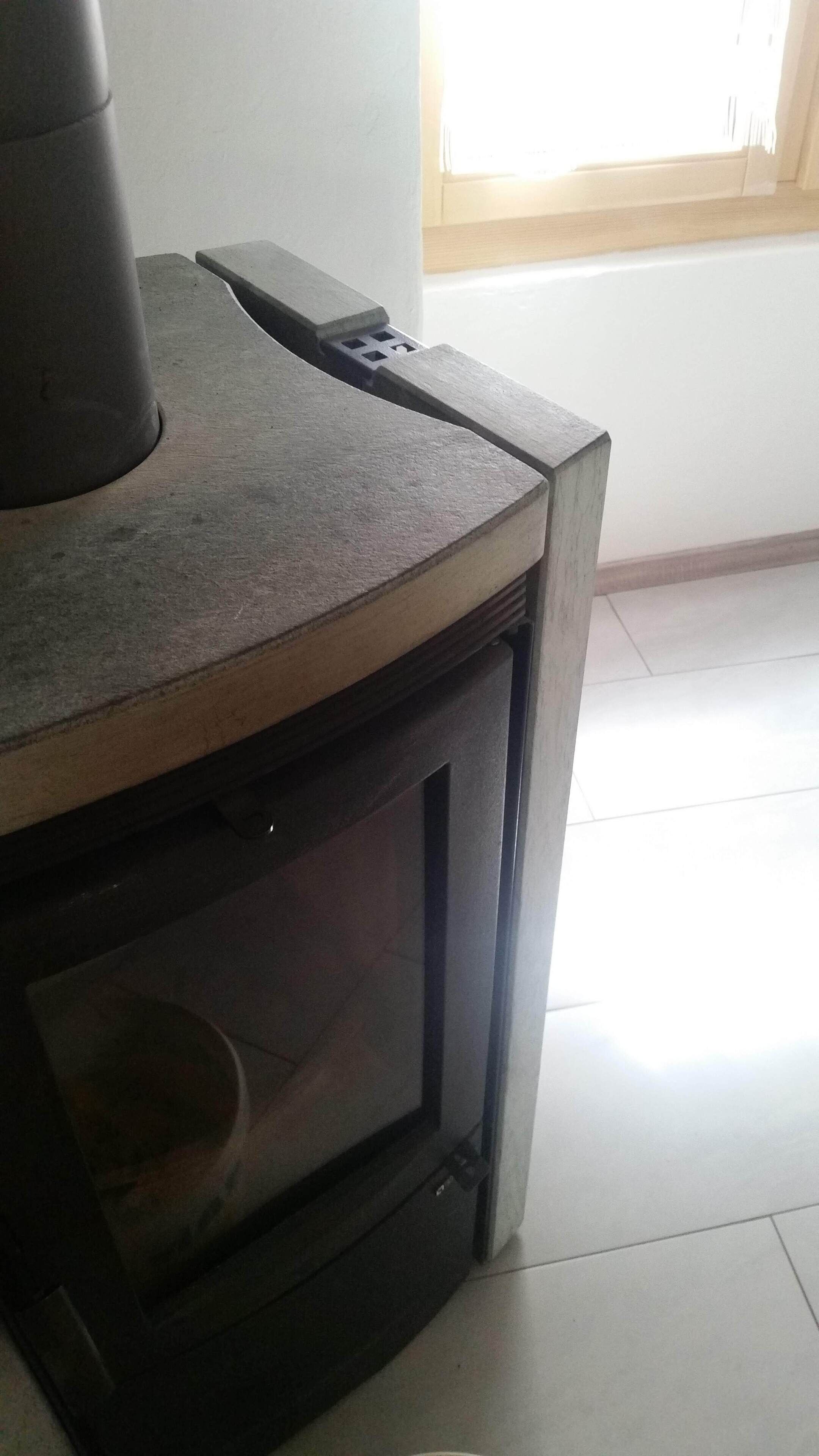 Un poêle à bois doté d’une fenêtre située au-dessus.