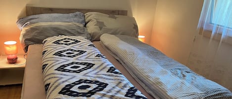 2 chambres, lit parapluie, Wi-Fi gratuit, draps fournis