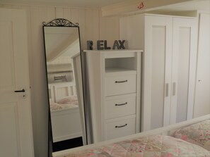 1 habitación, escritorio, tabla de planchar con plancha y wifi gratis