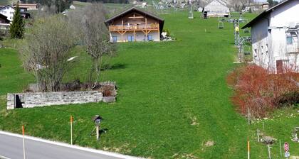 Lovely attic apartment in a central location in the middle of the mountains and close to the lake