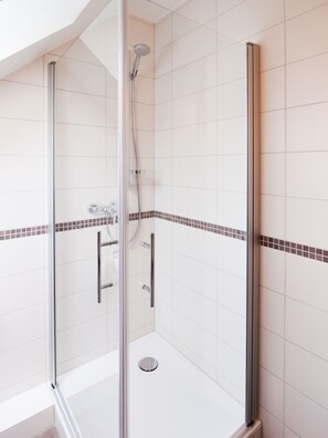 Shower, hair dryer, towels, soap - New! Comfortable apartment with lake view (Bad Arolsen)