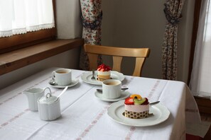 Dining - Rest and relaxation in a cozy apartment in Tyrolean country house style (Leutasch)