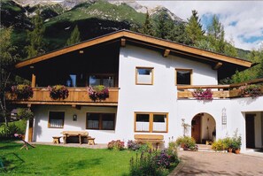 Exterior - Rest and relaxation in a cozy apartment in Tyrolean country house style (Leutasch)