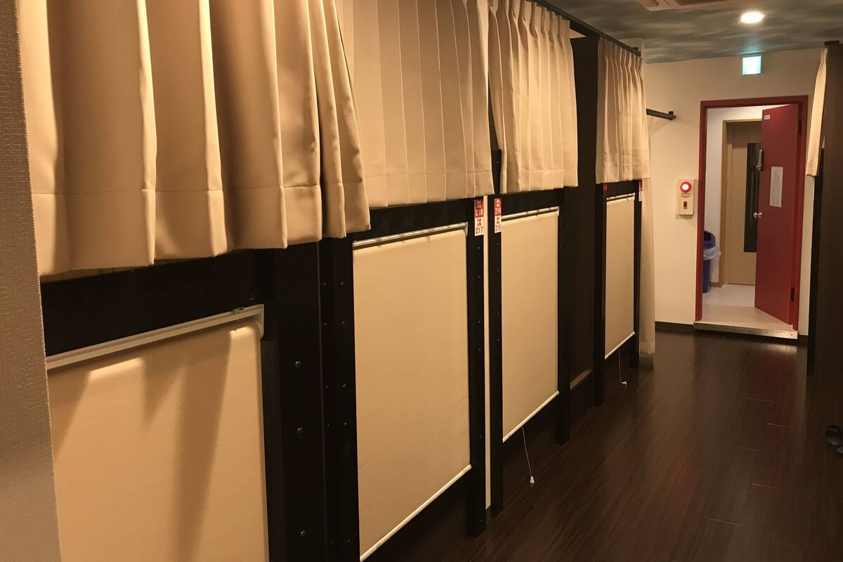 ห้องพักรวม, หอพักรวม (One Bunk Upper Bed) | ผ้านวมขนเป็ด, ตู้นิรภัยในห้องพัก, โต๊ะทำงาน, พื้นที่ทำงานแบบใช้แล็ปท็อป