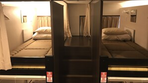 A room with two bunk beds, each with a sign indicating room numbers 206 and 207. - HOTEL OWL Tokyo (Tokyo)