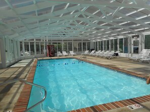 A heated pool - ONE MINUTE OFF PARKWAY BUT VERY PEACEFUL, 3RD FLOOR (Pigeon Forge)