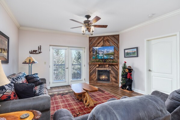 Smart TV, fireplace