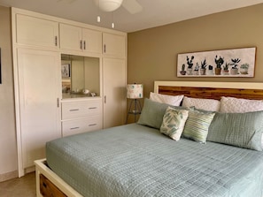 3 chambres, bureau, fer et planche à repasser, lit de bébé portatif