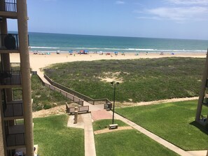 On the beach - Make Memories In our 3Bdr/2Ba Condo w/ beach views, beach gear, walkable dining (South Padre Island)
