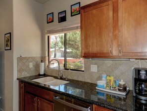 Fridge, microwave, oven, stovetop - Spacious Townhome Near Bell Rock Hiking Trails with Red Rock Views (Sedona)