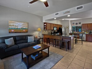 Smart-tv, eldstad, dvd-spelare och böcker