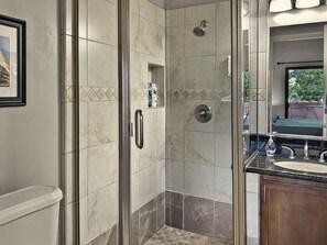 Bathtub, hair dryer, towels, soap - Spacious Townhome Near Bell Rock Hiking Trails with Red Rock Views (Sedona)