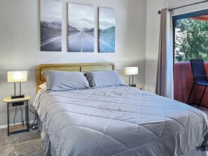 2 sovrum, skrivbord, strykjärn/strykbräda och resesäng