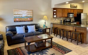 Smart-tv, eldstad, dvd-spelare och böcker