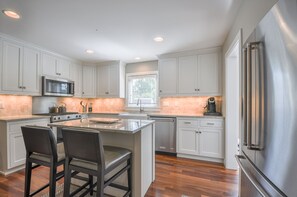 Fridge, microwave, oven, stovetop - A Luxury Bungalow Near Mayo Clinic (Rochester)