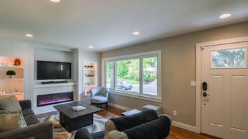 Smart TV, fireplace, Netflix, Hulu