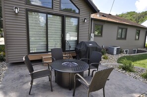 Outdoor dining - A Luxury Bungalow Near Mayo Clinic (Rochester)