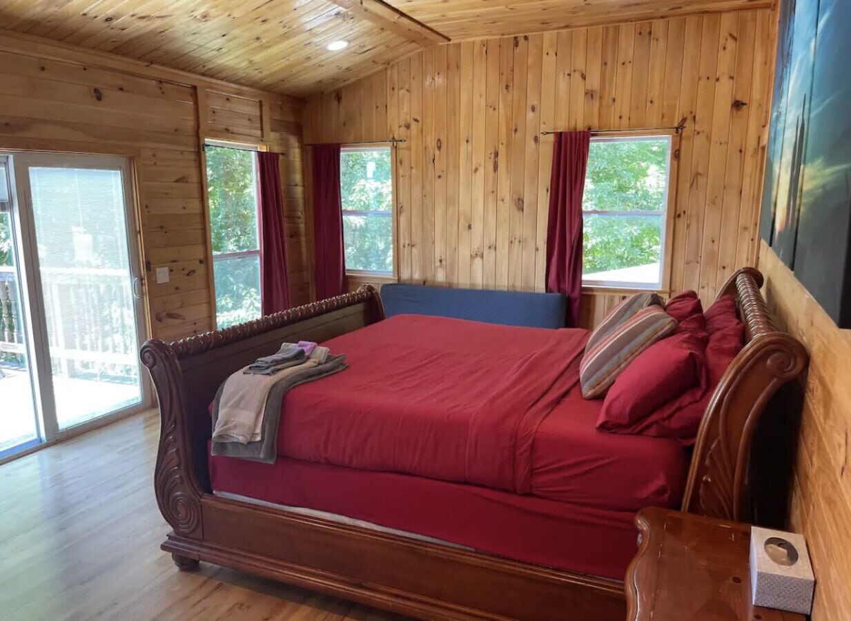 5 bedrooms, desk, iron/ironing board, free WiFi