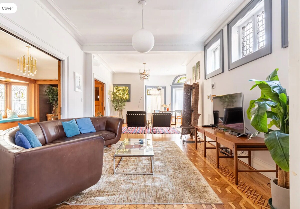 Beautiful 6BR mansion, 4 parking spots, sleeps 21! Walk to Wrigley & the lake!