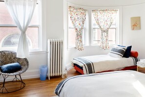 6 habitaciones, tabla de planchar con plancha y cuna de viaje 