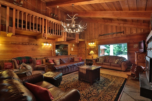 The Dirtyface Mountain Lodge CUP#1596
Rustic charm, minutes to Leavenworth, Pool