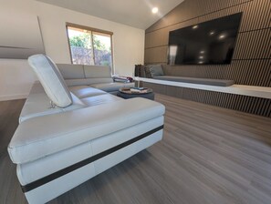 Smart-TV, DVD-Player, Bücher, Musikbibliothek