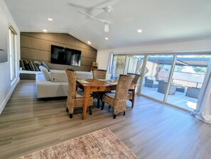 Smart-TV, DVD-Player, Bücher, Musikbibliothek