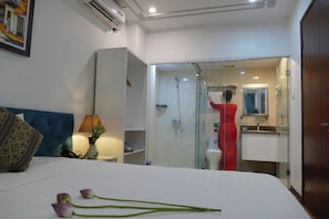 Shower, free toiletries, hair dryer, slippers - Maison D'Hanoi Hotel (Hanoi)