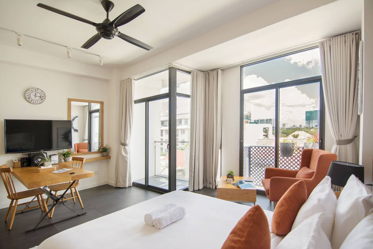 Premium Queen Studio | Minibar, in-room safe, desk, blackout curtains