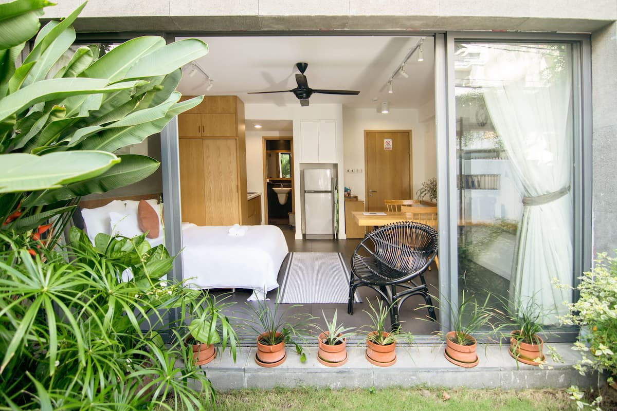 Minibar, caja de seguridad en la habitación y escritorio