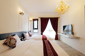 Habitación Royal con 1 cama matrimonial o 2 individuales, 2 camas matrimoniales | Muebles diferentes, cortinas blackout, insonorización y wifi gratis