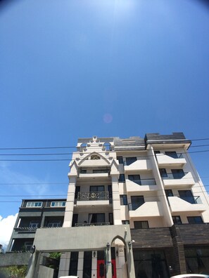 Vista frontal de la propiedad