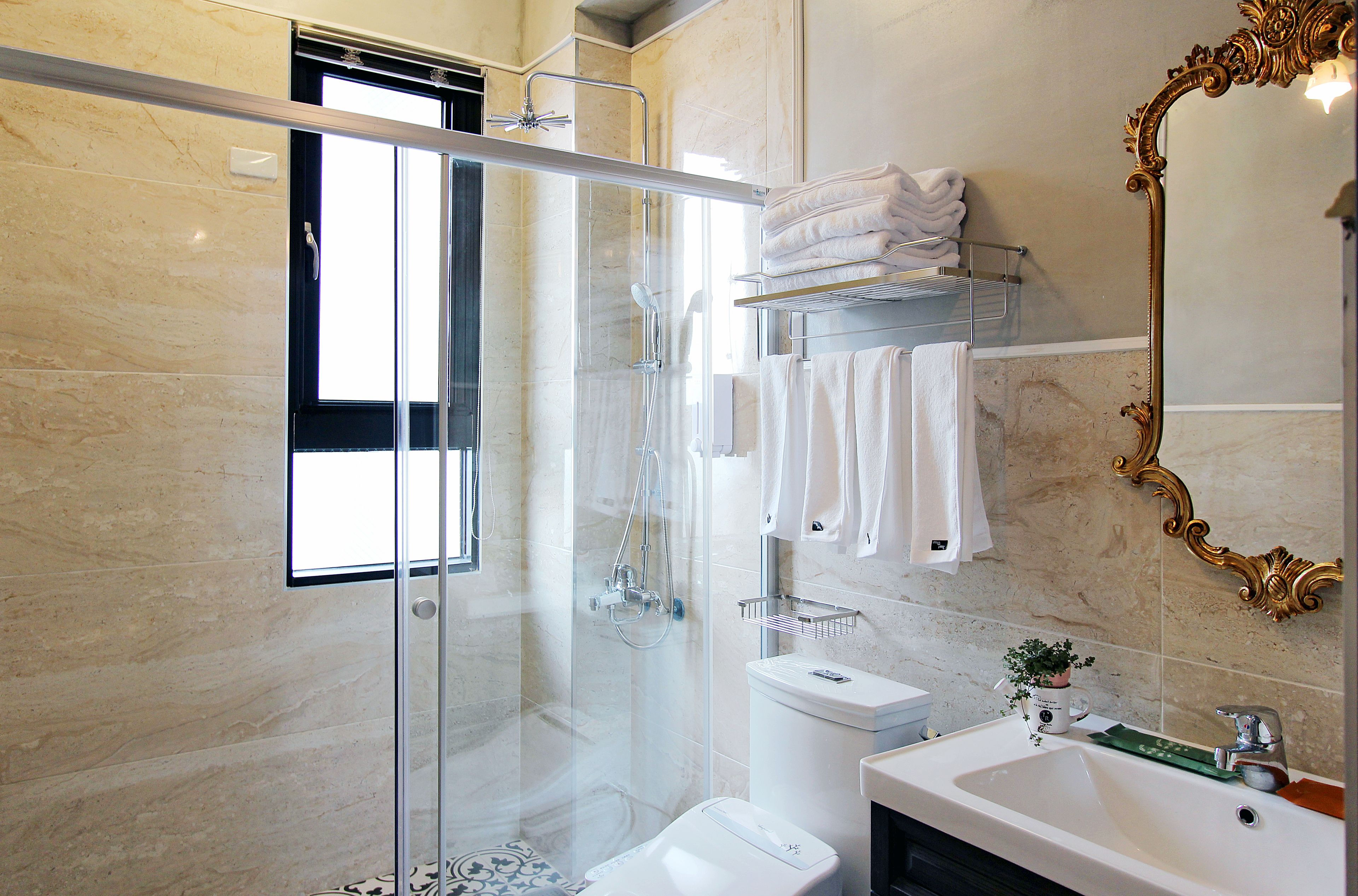Comfort Quadruple Room | Bathroom | Shower, free toiletries, hair dryer, slippers