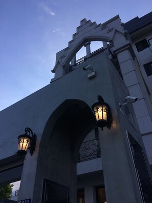 住宿正面 (夜晚)