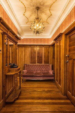 Lobby sitting area - Harold House (Oamaru)