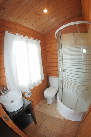 Deluxe Queen Room | Bathroom - Villa Del Rey Resort CamSur powered by Cocotel (Pili)